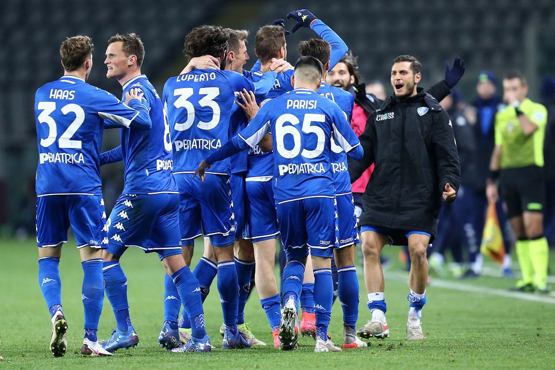 多名球员立 多名球员立